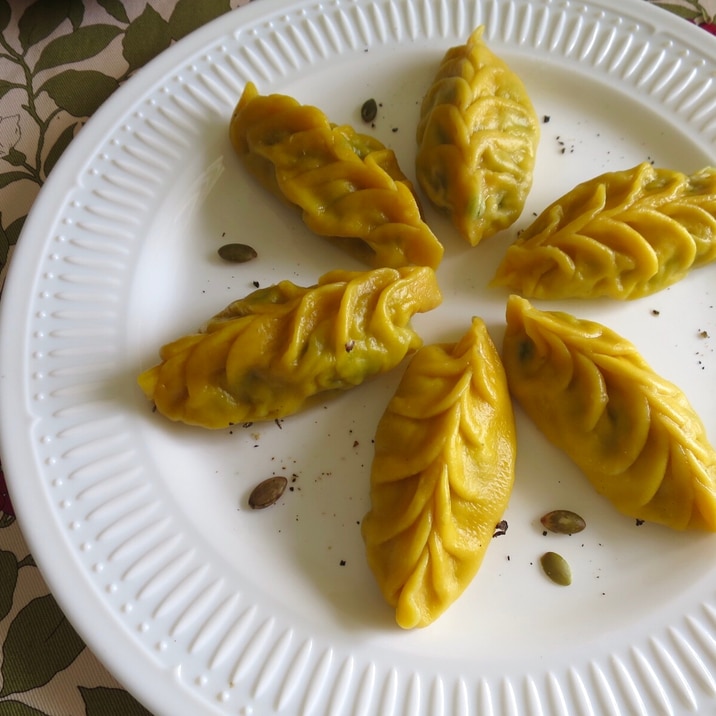 皮から作る！かぼちゃで黄色い水餃子